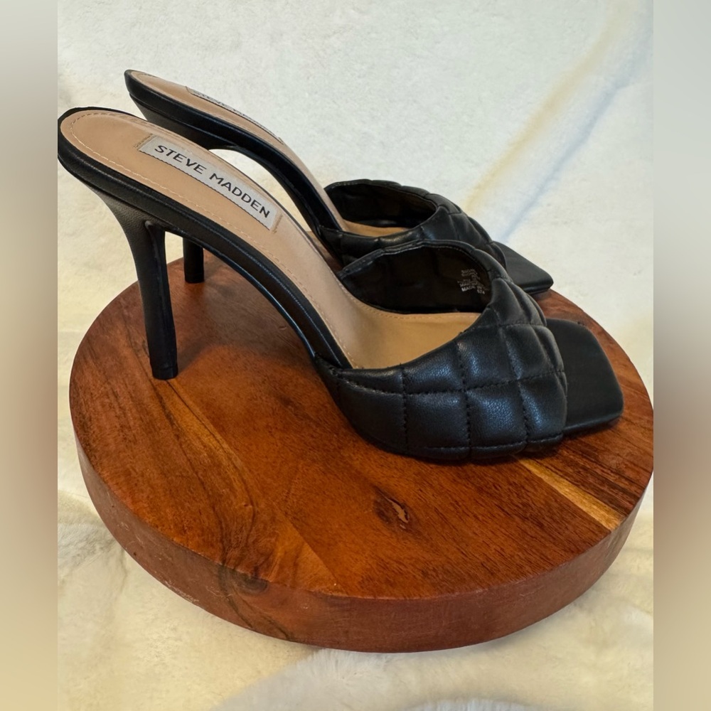 Steve Madden Black Signify Quilted Heels Size 8M - Picture 3 of 6